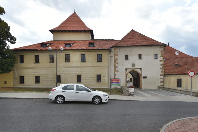 Kadaňský hrad,  ve kterém sídlí muzeum,  knihovna a dům s pečovatelskou službou | foto: Slavomír Kubeš,  ČTK