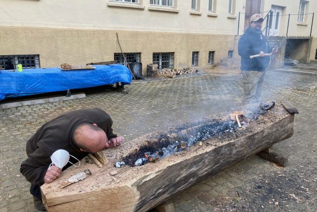 V mosteckém muzeu vyrábějí člun z doby bronzové - původními technikami | foto: Jan Beneš,  Český rozhlas