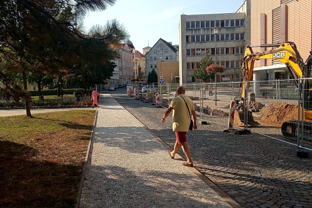 V centru Teplic je nová jednosměrka. Zůstane i po opravách potrubí. Má zklidnit dopravu | foto: Jana Vitásková,  Český rozhlas