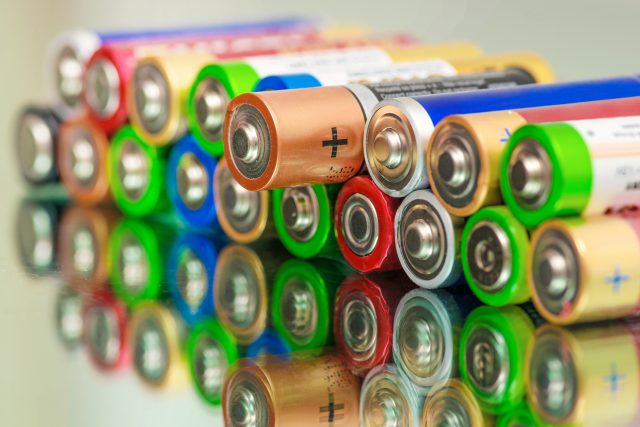 Recyklací baterií se dají získat suroviny,  které bychom jinak museli nákladně těžit | foto: Shutterstock