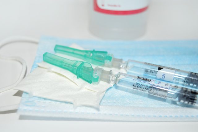 Očkování,  stříkačka,  rouška | foto: Pixabay