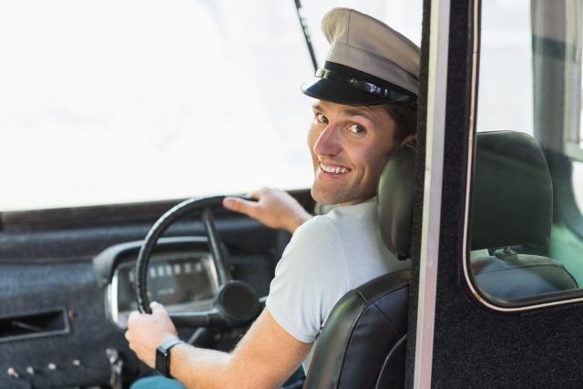 Usměvavý řidič autobusu | foto: Profimedia