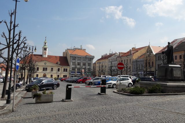 Mírové náměstí Louny s placeným parkovištěm | foto: Libor Želinský