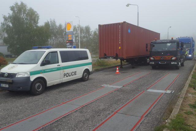 Policie na Rumbursku kontrolovala,  jestli přes železniční přejezdy nejezdí přetížené kamiony | foto: Tomáš Kopecký