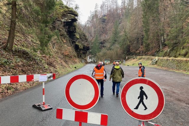 V Hřensku pokračuje sanace nestabilních skalních bloků nad silnicí na Mezní Louku | foto: Daniela Pilařová,  Český rozhlas