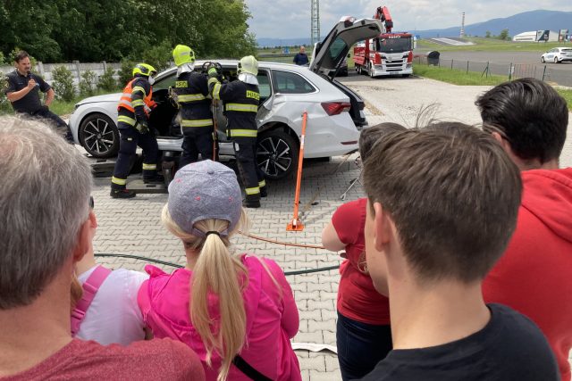 Mladí řidiči se na polygonu v Mostě učili nejen zvládat krizové situace za volantem,  ale i jak třeba vyprostit člověka z havarovaného auta | foto: Jan  Beneš