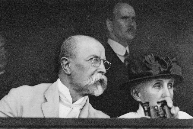 Tomáš Garrigue Masaryk na sokolském sletu s chotí roku 1920 | foto: Fotobanka Profimedia