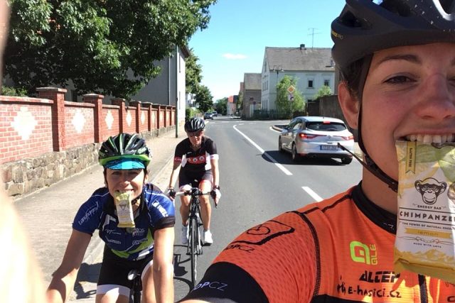Tři cyklistky jedou z Teplic do Londýna,  chtějí najít pro nemocnou kamarádku ledviny | foto: facebook #forkidney / #darujledvinu