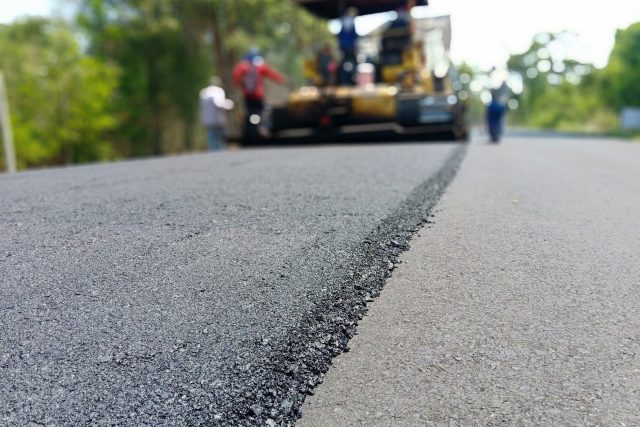 Pokládka asfaltu  (ilustr. obr.) | foto: Profimedia