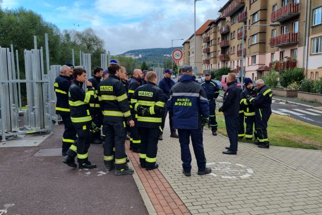 Hasiči a městské služby staví v Ústí nad Labem na Střekově protipovodňovou stěnu - má odolat dvacetileté vodě | foto: Jan Bachorík,  Český rozhlas