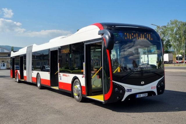 Hlavně na lince 81 můžou lidé v Ústí nad Labem potkat nové kloubové autobusy | foto: Jan Bachorík,  Český rozhlas