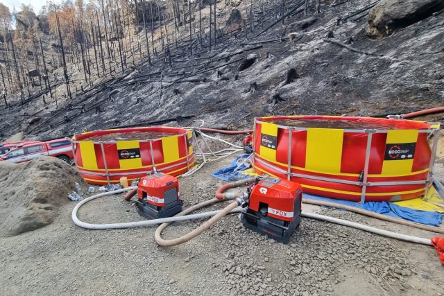 Hasiči budou využívat provizorní nádrže,  které nachystali na ohněm zasaženém území např. na cestě k Pravčické bráně | foto: Jan Bachorík,  Český rozhlas