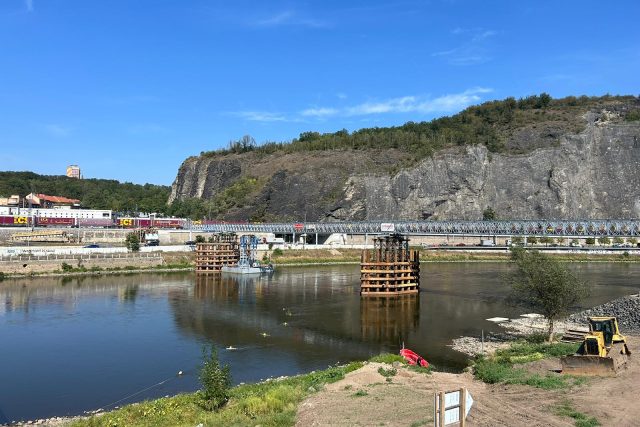 Dělníci v Ústí nad Labem dokončují stavbu provizorní lávky | foto: Lucie Heyzlová,  Český rozhlas