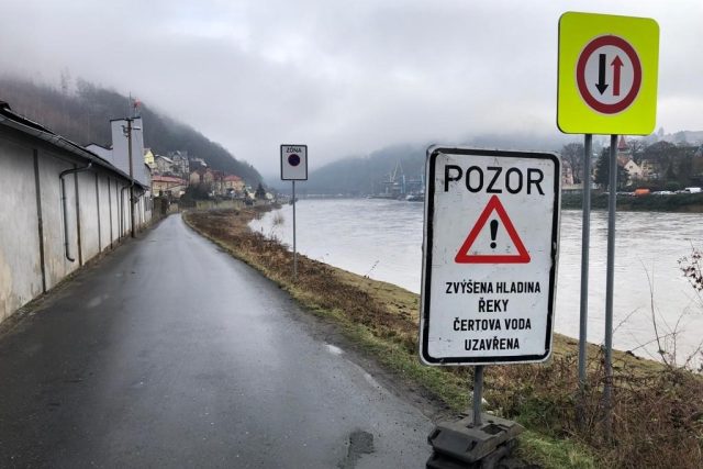 Hladina Labe je na prvním povodňovém stupni,  v Děčíně zřejmě zaplaví silnici do Dolního Žlebu | foto: Radek Tuhý