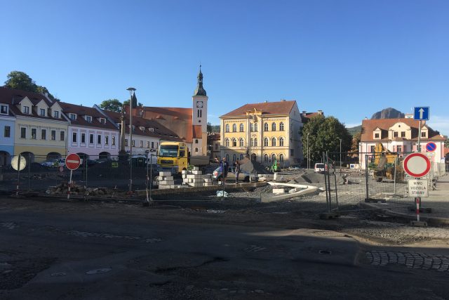 Rekonstrukce náměstí v Bílině se protáhne nejméně o dva měsíce | foto: Gabriela Hauptvogelová,  Český rozhlas