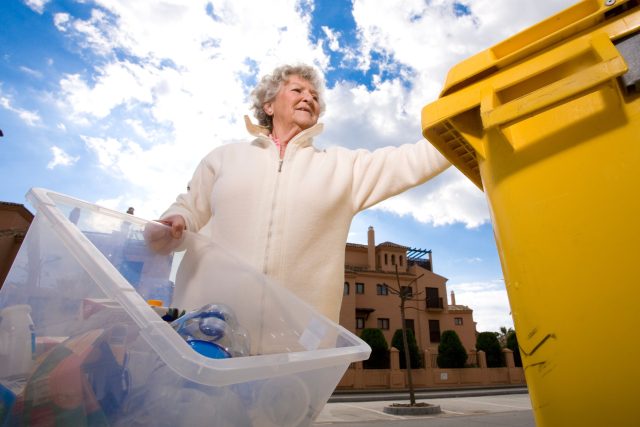 Seniorka u kontejneru na odpad  (ilustr. obr.) | foto: Fotobanka Profimedia