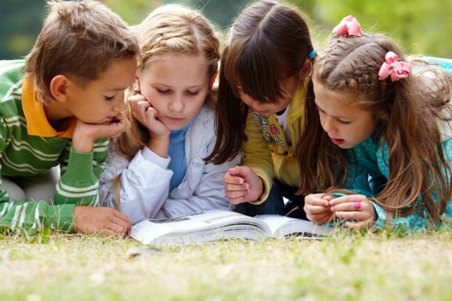 Děti u knihy  (ilustr. obr.) | foto: Shutterstock