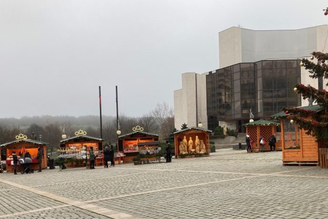 Letošní vánoční trhy v Mostě jsou bez živé hudby,  svařáku a klobás | foto: Jan Beneš,  Český rozhlas