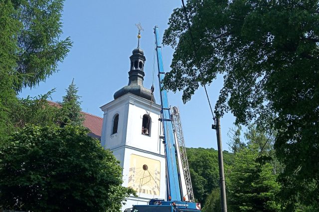 Nové zvony,  kterým požehnal litoměřický biskup Jan Baxant,  vyzdvihl do věže za velké slávy jeřáb | foto: Jana Vitásková,  Český rozhlas