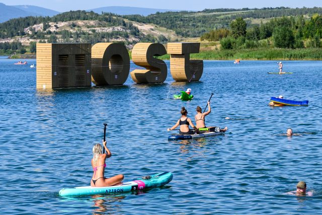 Most musí nechat opravit poškozený plovoucí fotopoint s názvem města | foto: Ondřej Hájek,  ČTK