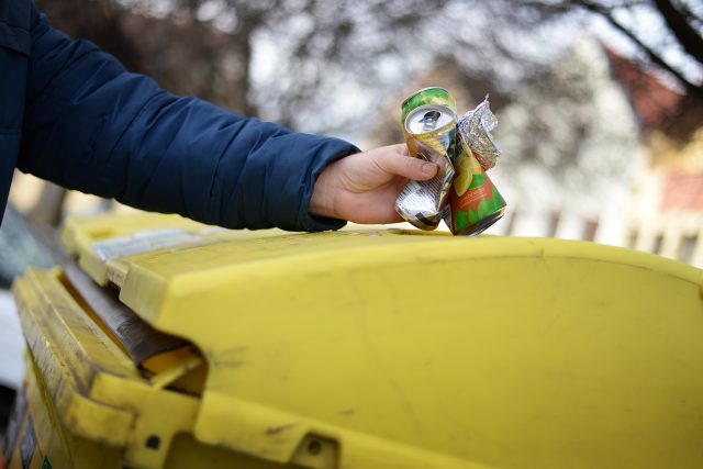 Plechovky,  alobal a další drobný kovový odpad mohou lidé v Ústí nad Labem nově vyhazovat do žlutých kontejnerů na plast | foto: Honza Ptáček,  Český rozhlas