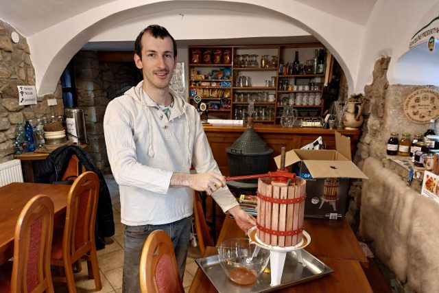 Filip Novák vyrábí cider ručně | foto: Irena Šarounová,  Český rozhlas