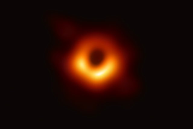 První fotografie černé díry | foto:  Event Horizon Telescope,  Event Horizon Telescope,  CC0 1.0
