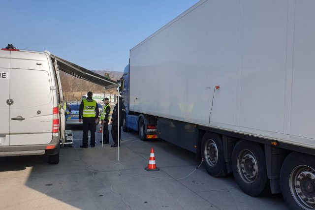Policisté s celníky kontrolují,  zda v kamionech necestují nelegální migranti | foto: Jan Bachorík,  Český rozhlas