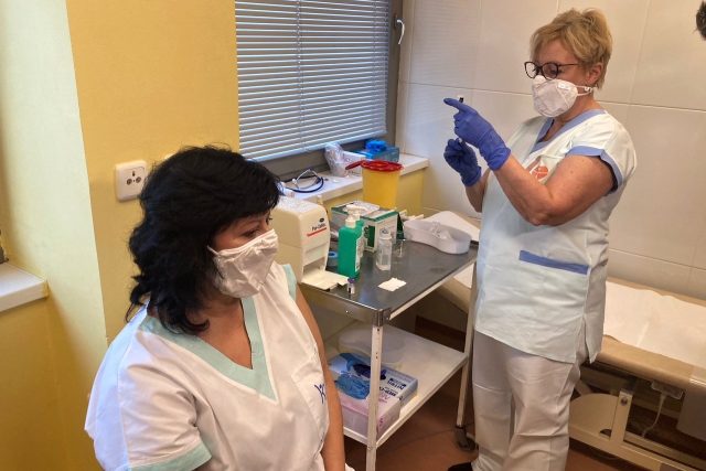 Hlavní hygienička Krajské zdravotní Dana Vaculíková se nechává očkovat | foto: Daniela Pilařová,  Český rozhlas