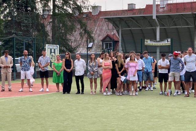 Na Soukromé sportovní základní škole v Litvínově se koná každoroční setkání žáků školy i učitelů na školním hřišti | foto: Jan Beneš,  Český rozhlas