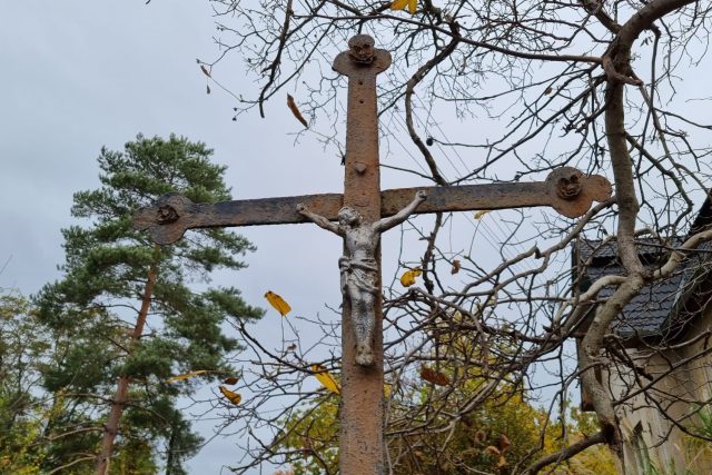 V ústeckých Skoroticích se dali dohromady lidé,  kteří chtějí opravit tamní křížky | foto: Jan Bachorík,  Český rozhlas