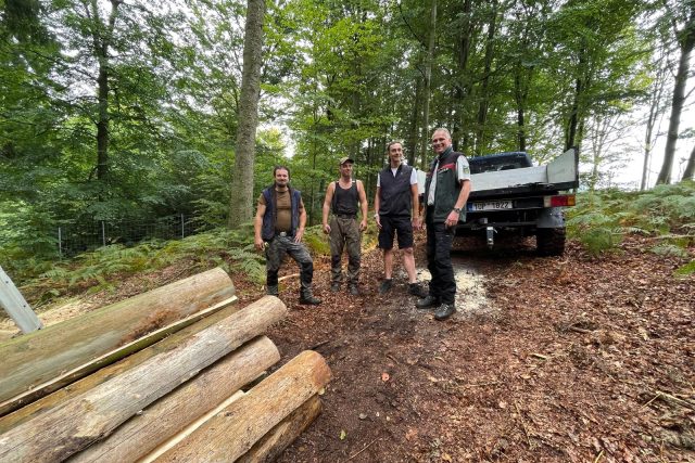 Petr Kříž a Uwe Borrmeister s pracovníky dodavatelské firmy | foto: Nadja Rademacher,  Správa Národního parku České Švýcarsko