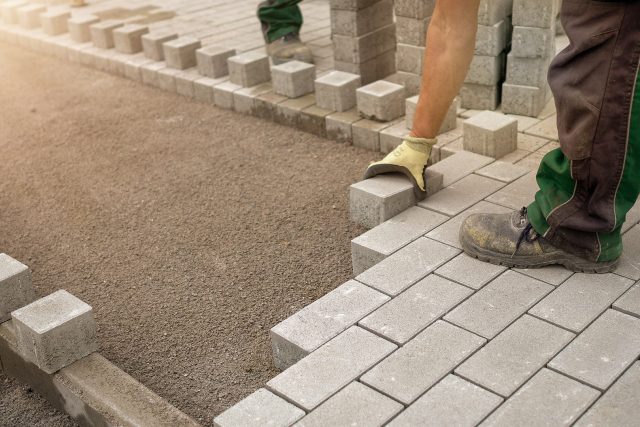 Dělník,  zedník,  dlažba | foto:  RobbieWi,  Pixabay,  Licence Pixabay