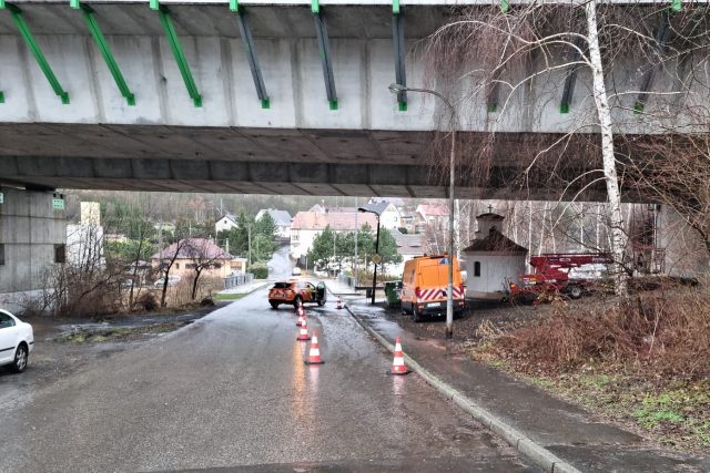 Silničáři zabezpečují dálniční most v Koštově na Ústecku,  ze kterého odpadává beton | foto: Jan Bachorík,  Český rozhlas