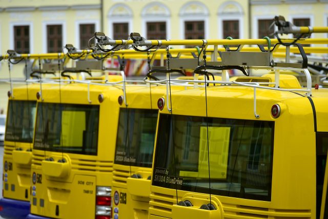 Představování parciálních trolejbusů na Zámeckém náměstí v Teplicích | foto: Ondřej Hájek,  ČTK