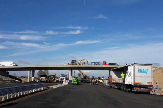 Stavba nového úseku dálnice D7 mezi Bitozevsí a Postoloprty finišuje | foto: Jan Bachorík,  Český rozhlas