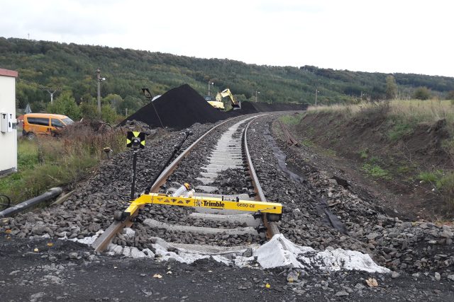 Dělníci opravují trať u Hřivic,  kde v květnu vykolejil vlak | foto: Libor Želinský