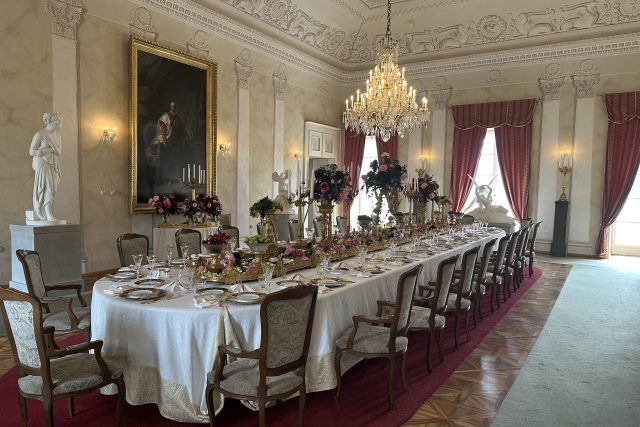 Hlavnímu sálu vévodí slavnostní zlacená tabule | foto: Jana Strejčková,  Český rozhlas