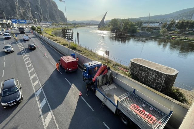 Na silnici u ústeckého Benešova mostu začala oprava protipovodňové klapky | foto: Robin Röhrich