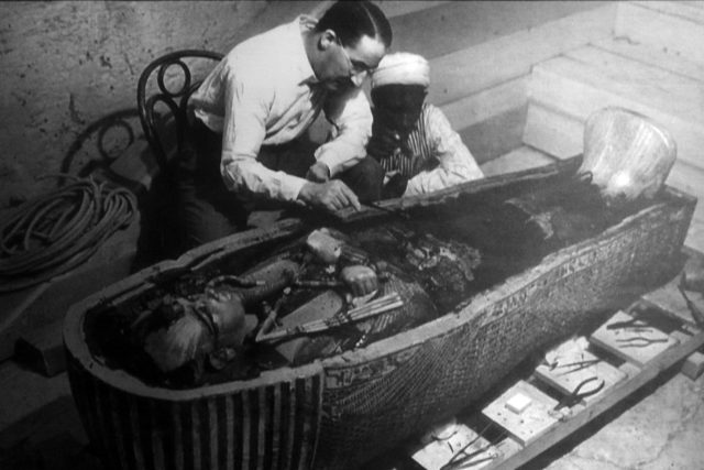 Howard Carter při výzkumu Tutachamonovy hrobky v roce 1922 | foto: Fotobanka Profimedia