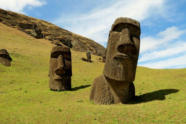Slavné kamenné monumenty Velikonočního ostrova,  sochy zvané moai | foto: Shutterstock