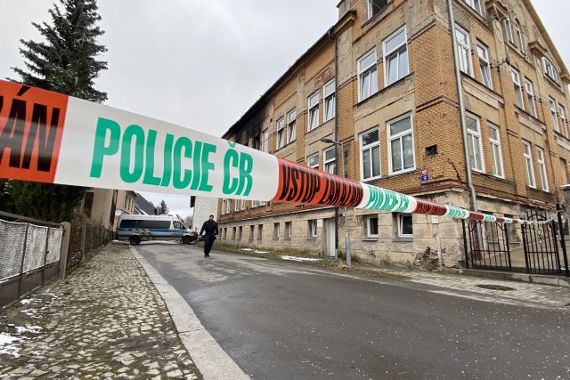 8 lidí zemřelo a 30 lidí bylo zraněno při nedělním požáru ve Vejprtech | foto: Robin Röhrich