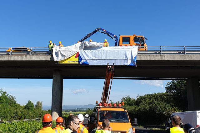 Odstraňování reklamního poutače z mostu na dálnici D8 u Roudnice nad Labem | foto: Jan Bachorík,  Český rozhlas