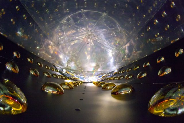 Detektor neutrin mezinárodního experimentu Daya Bay v čínské provincii Kuang-tung,  nedaleko Hongkongu | foto:  Roy Kaltschmidt,  US Department of Energy,  Public Domain Pictures