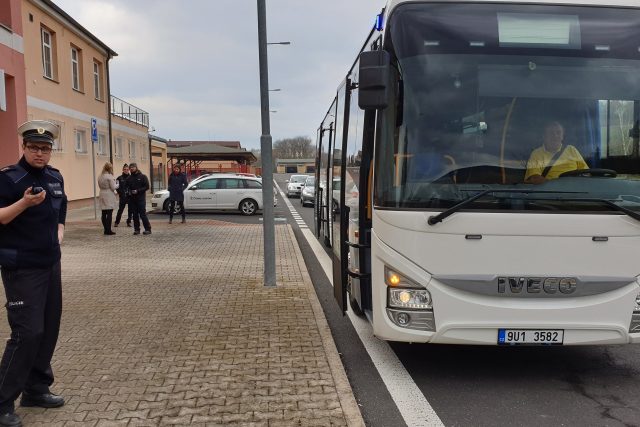 Policisté v Ústeckém kraji poprvé kontrolovali kamiony na dálnici D8 z autobusu | foto: Jan Bachorík,  Český rozhlas