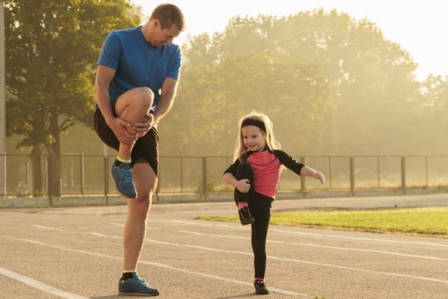 Dívka s trenérem na atletické dráze | foto: Shutterstock