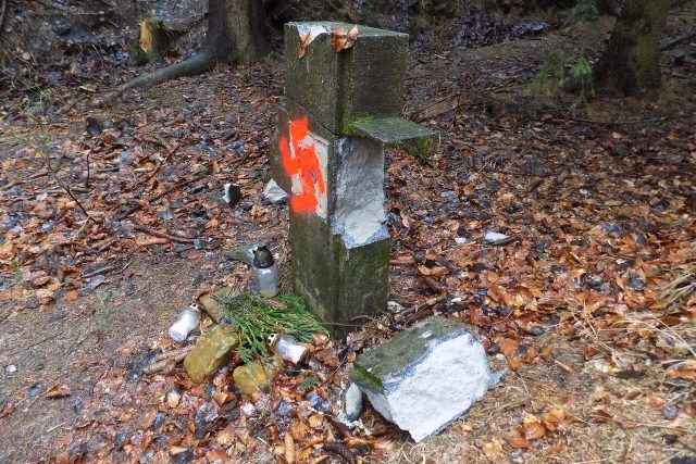 V Kytlicích někdo poničil pomník věnovaný německým obětem divokého poválečného odsunu | foto: Emil Sedláček