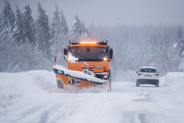 Zimní údržba silnic,  radlice,  prohrnování sněhu,  závěje,  sníh,  zima,  doprava,  nesjízdnost,  sypač. Ilustrační foto | foto: Michal Šula,  MAFRA / Profimedia