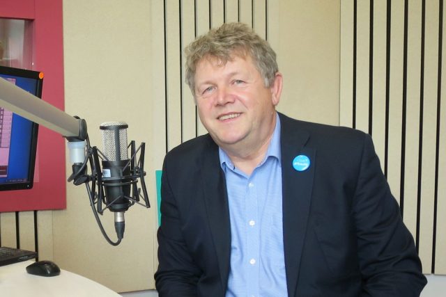 Josef Hynek ve studiu Českého rozhlasu Hradec Králové | foto: Milan Baják,  Český rozhlas