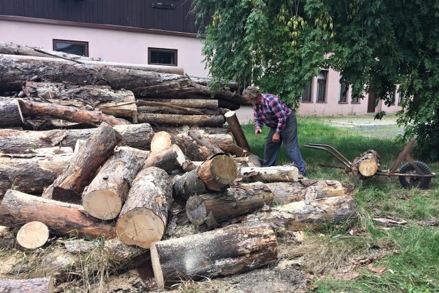 Lidé,  kteří topí dřevem,  letos ušetří | foto: Daniela Pilařová,  Český rozhlas